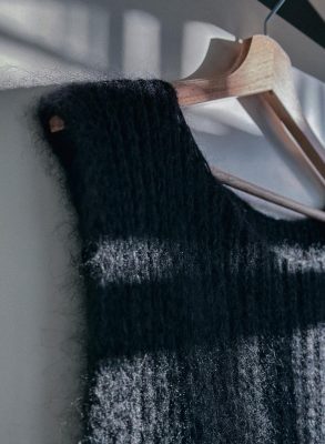 Helppo ja yksinkertainen neuleohje valmistuu kauniista ja muhkeasta silkkimohairista. Sopii käytettäväksi yhdessä poolojen ja kauluspaitojen yllä, kuin takin alla lisälämmikkeenä.