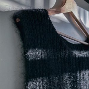 Helppo ja yksinkertainen neuleohje valmistuu kauniista ja muhkeasta silkkimohairista. Sopii käytettäväksi yhdessä poolojen ja kauluspaitojen yllä, kuin takin alla lisälämmikkeenä.