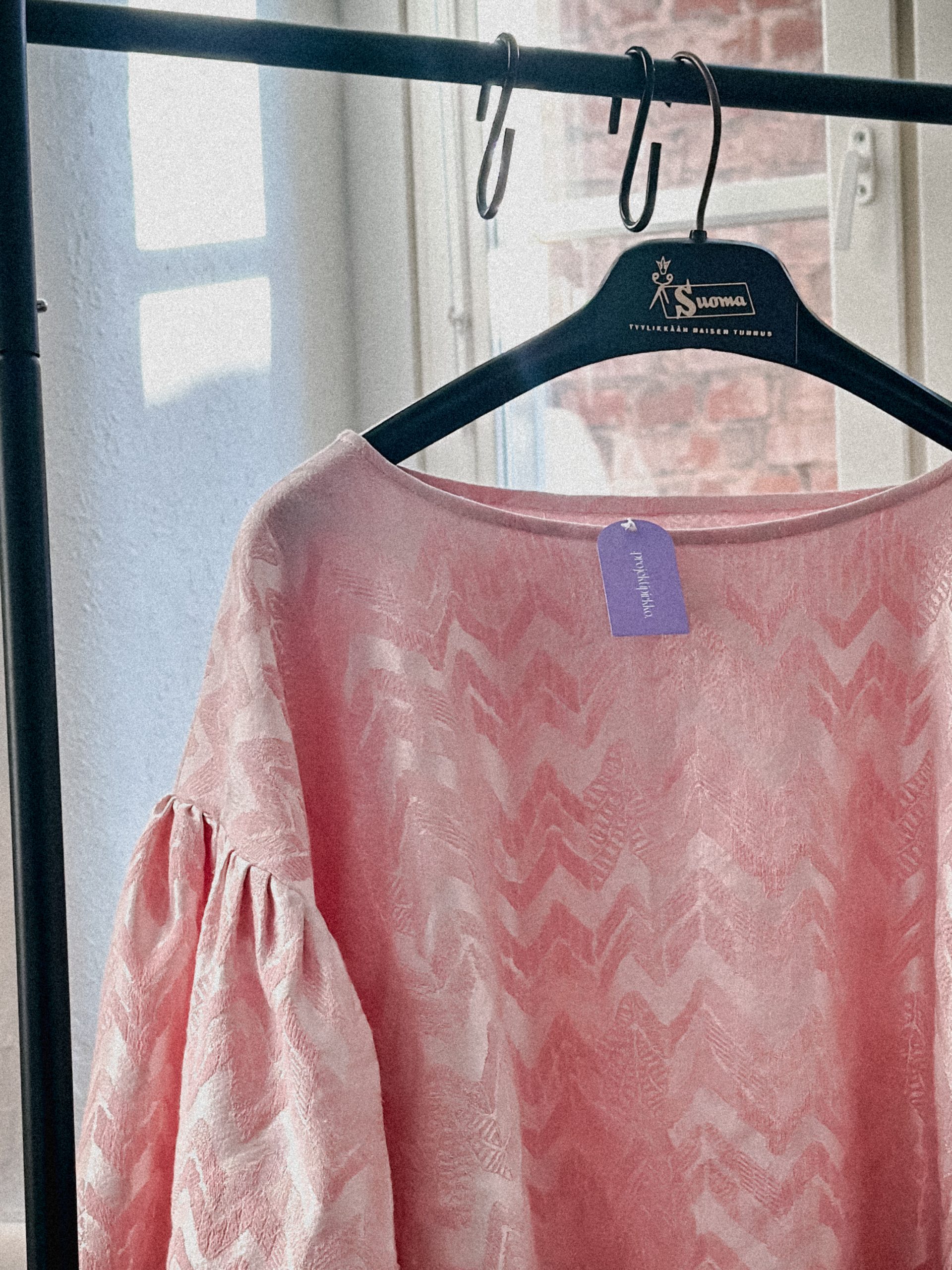 IHANA -toppi yksittäiskappale kierrätyskangas www.projektipirkko.fi MINIMOSSEN VAASA