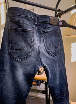 Farkkujen korjaus - haarakorjaus - vaatekorjaukset netistä - www.projektipirkko.fi - ompelupalvelut korjausompelu Ompelupalvelut netissä Haarakorjaus Polven korjaus Taskupussin vaihto Lissujen korjaus Takataskujen korjaus Lahkeen reunan korjaus