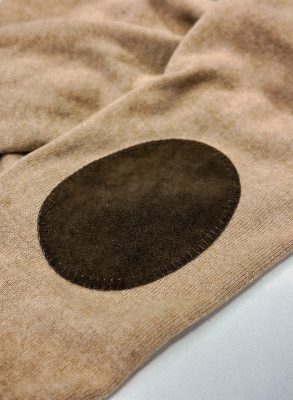 Kyynärpääpaikkojen ompelu - Ompelupalvelut ja vaatekorjaukset netistä - Kyynärpääpaikat neuleisiin, puvuntakkiin, jakkuun, villakangastakkiin tms. www.projektipirkko.fi