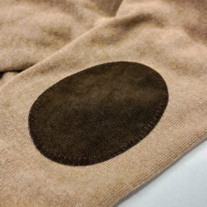 Kyynärpääpaikkojen ompelu - Ompelupalvelut ja vaatekorjaukset netistä - Kyynärpääpaikat neuleisiin, puvuntakkiin, jakkuun, villakangastakkiin tms. www.projektipirkko.fi