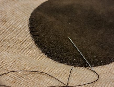 Kyynärpääpaikkojen ompelu - Ompelupalvelut ja vaatekorjaukset netistä - Kyynärpääpaikat neuleisiin, puvuntakkiin, jakkuun, villakangastakkiin tms. www.projektipirkko.fi