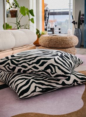 Lattiatyynynpäällinen, sisustustyyny, rahi, istumatyyny, säilytyselementti, säilytysratkaisu, sisustus, lattiatyyny, käsintehty, valmistettu suomessa, artesaani projektipirkko